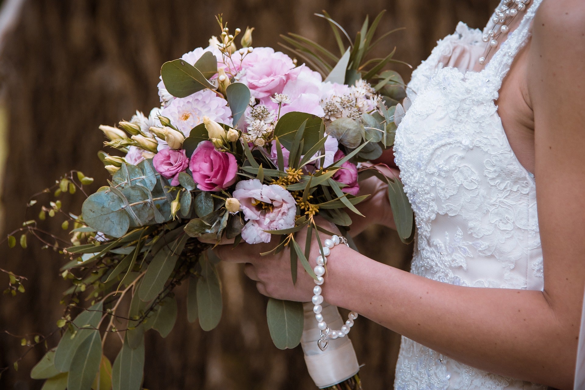 How To Choose The Perfect Bouquet To Match Your Wedding Dress