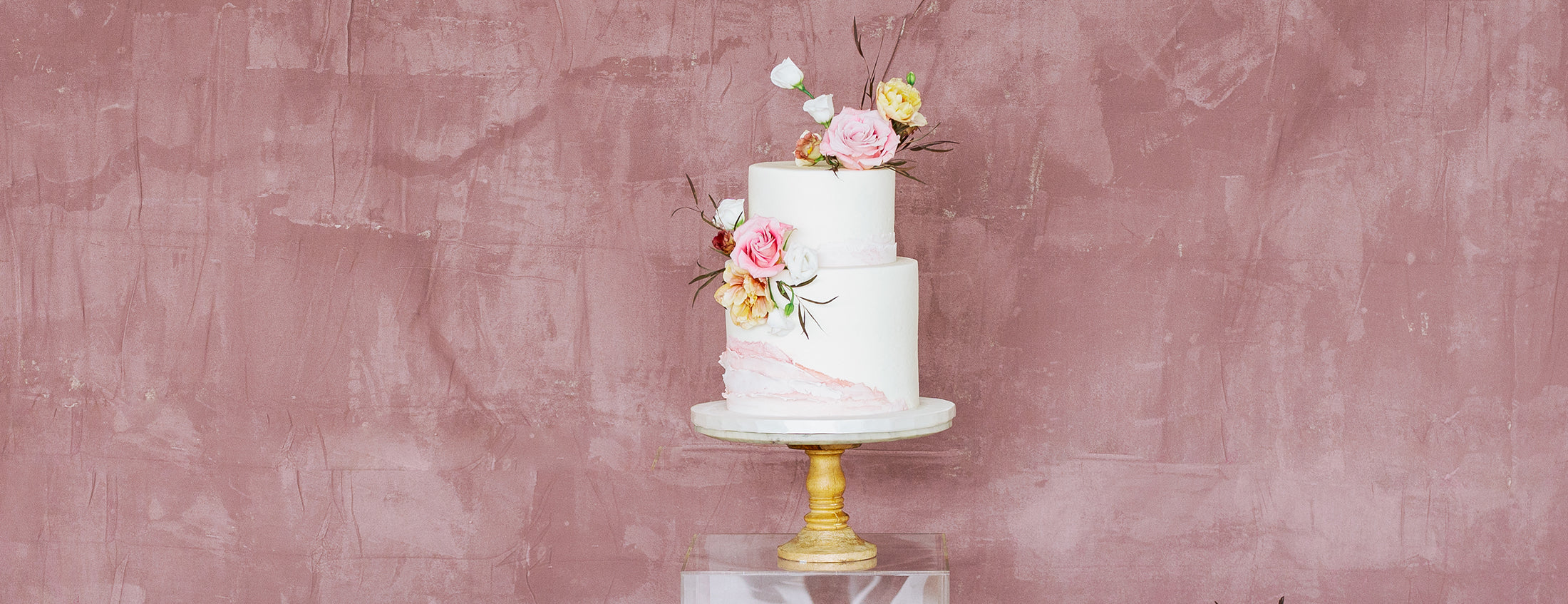how to decorate a wedding cake with flowers